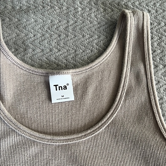 TNA Aritzia Ribbed Taupe Crop Tank Top Size M - Picture 2 of 6